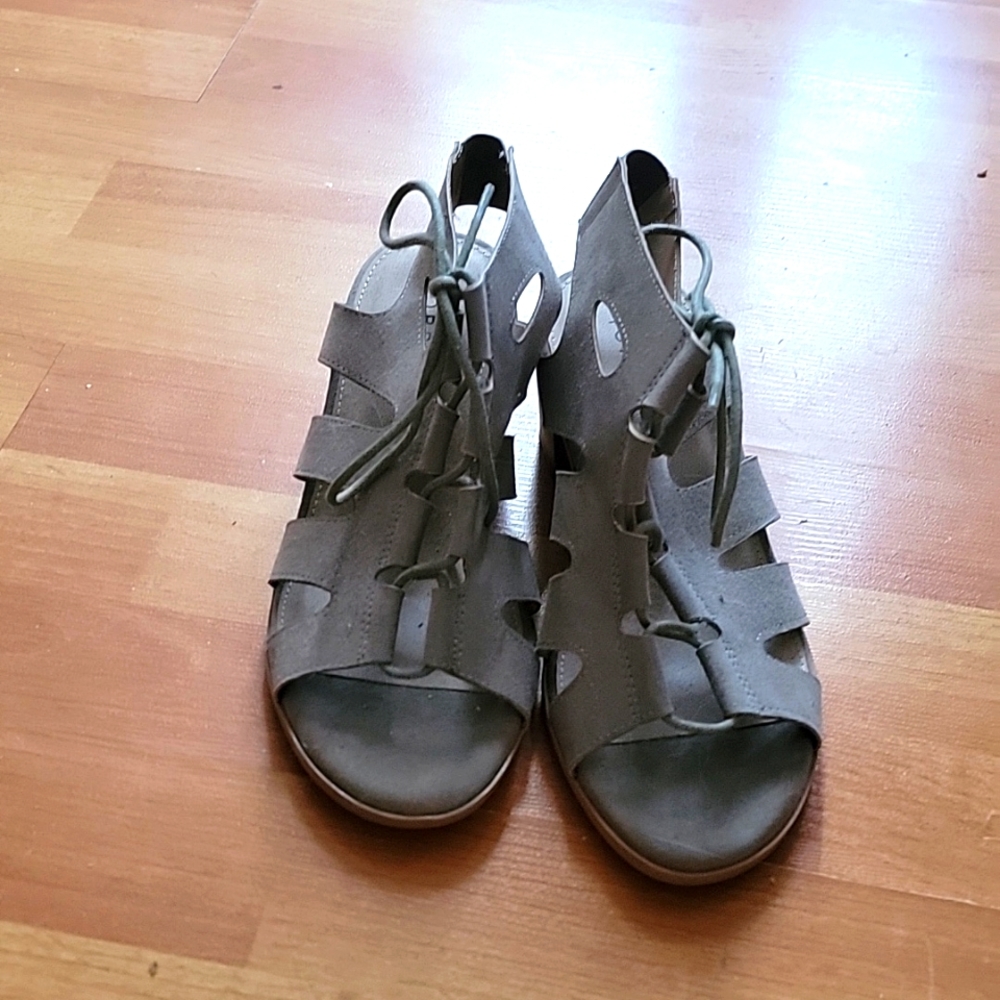 New never worn 1 inch strappy heels